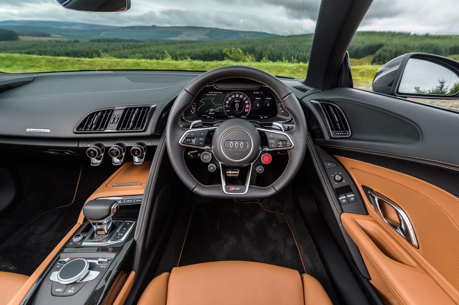 Торпедо Audi R8 Spyder V10 Plus 2017 года  (UK) (фото 20 из 40)